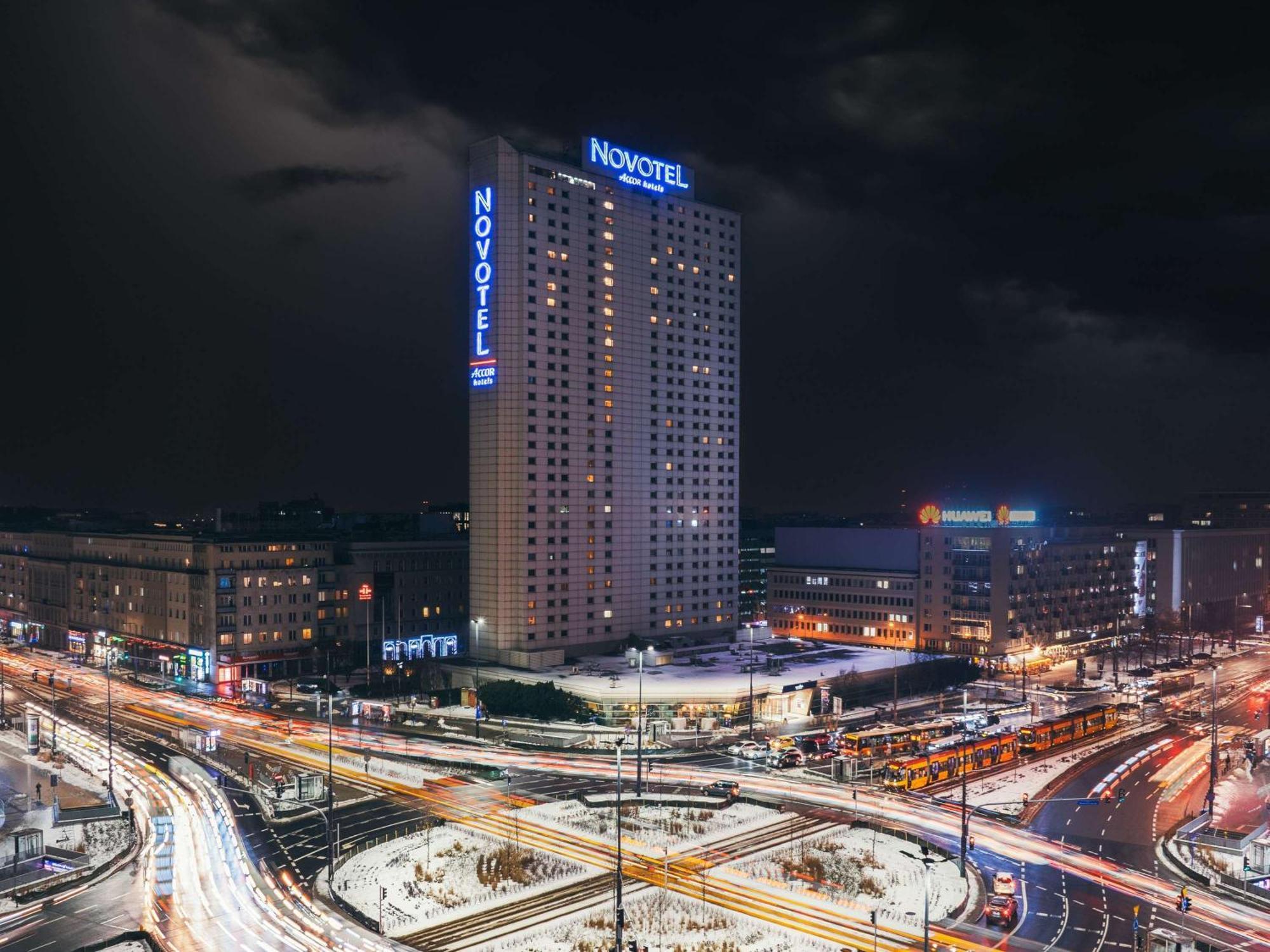 ホテル ノボテル ワルシャワ セントリウム エクステリア 写真